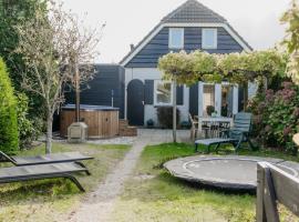 Vakantiehuisje met ruime tuin en hottub, hotel v destinaci Ouddorp