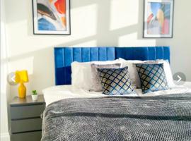 The Felix Apartments - 3 Bedrooms - FREE Parking - Close to train station, hotel i Flitwick