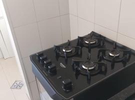 Apartamento 200 metros da praia e próximo a comércios, hotel in Rio das Ostras