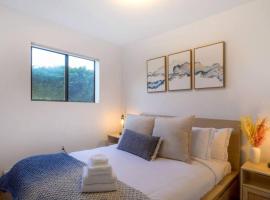 Cozy Garden 4BR1BA Lower Unit Ocean Mountain Views with doggies EV Charging, hotel a Oak Harbor