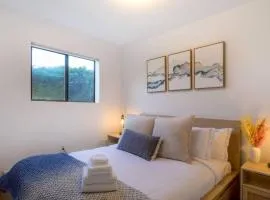 Cozy Garden 4BR1BA Lower Unit Ocean Mountain Views with doggies EV Charging