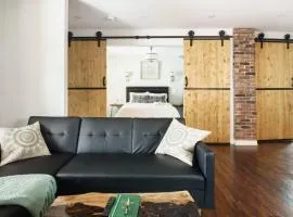 Wood-Rich Niagara Loft close to Queen Street