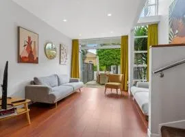 QV Stays Modern Spacious Multi-Level Townhouse