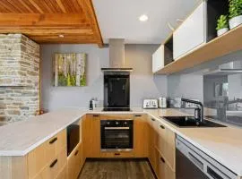 Lakeview Alpine Villa - Great Views, Close to Town