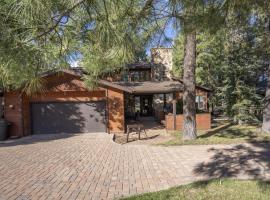 3BR Flagstaff Escape with Deck and Pine Views, Hotel in East Flagstaff