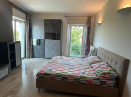 Carducci Chic Appartamento con 3 camere Monfalcone, hotel en Monfalcone
