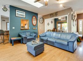 Stars and Sunsets! Door Peninsula Retreat with Deck, ξενοδοχείο σε Egg Harbor