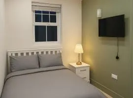 77 Lovely Self-Contained Studio Easy Access to Central London