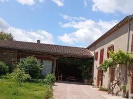 Grand gîte pour 18 personnes dans la campagne tarnaise, hotel in Andouque
