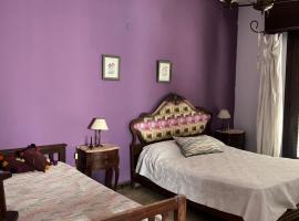 Dormitorio en casa de familia, hotel in San Miguel de Tucumán