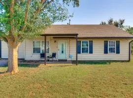 2 Mi to Fort Sill Quiet Family Retreat with Yard