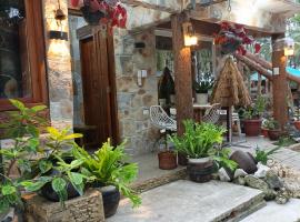 Rustic Stone House with Beach Access, hotel v destinaci Ilogmalino