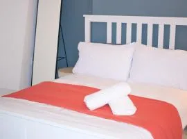 3-Bedroom House Close to City Centre and M5 with Garden and Parking