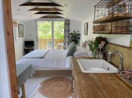 Cosy cabin for two, hotel v destinaci Woodbridge