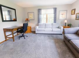 Retreat to Bass Creek 2 BR Apartment A Your Escape, hotel en Janesville