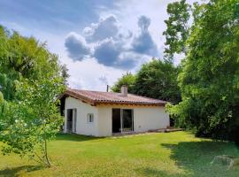 Réveil au chant des Oiseaux, hotel in Chalain-le-Comtal