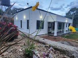 The Beleza Suites, hotel con estacionamiento en Kericho