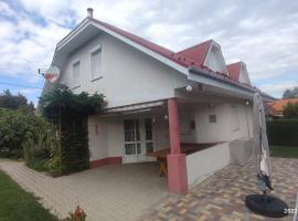 Magyar Tenger Pihenőház, 4-8 főre Balatonakarattya、バラトンアカラッチャのホテル