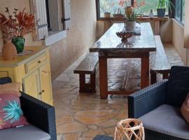 Maison de famille chaleureuse, Hotel in Bassillac