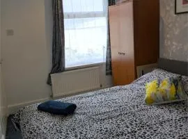 City Vacations Kettering free WiFi for ' Short & Long stays ' Shared bathroom & Shared Kitchen Double room for 1 - 2 Adults