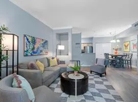 Spacious 1Bedroom Condo with Pool, Walk to the water