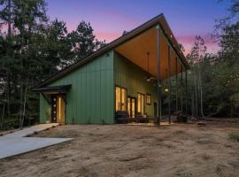 Modern Cabin Retreat Easy Drive to Canton and Tyler, hotel in Chandler