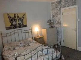 Kettering Town Vacations Free WiFi & Long stay with Shared Bathroom, lounge & kitchen Double & Single rooms available