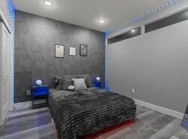 Lunar Escape 1 Bd Near Zoo, Rocky Steps & Downtown