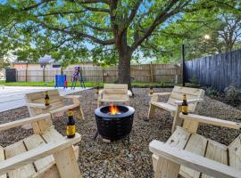 Luxe Family Escape with Games and Hot Tub and Yard, Hotel in San Antonio