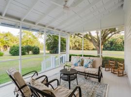 Historic Farmhouse with Porch and 85Acre Trails, hotel en Blocker