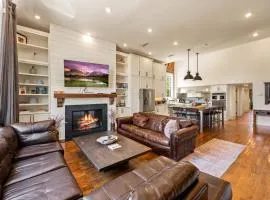 Modern 3BR Condo Walk to Downtown and UT with Parking