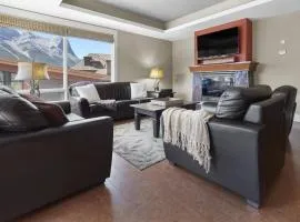 Sunset Ridge - Luxurious Corner Condo - Spectacular Mt Views with open Pool!
