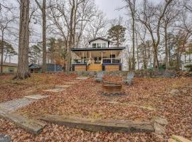 Lakefront Getaway on Jackson Lake - 3BR-2BA-Hottub, hotel in Covington