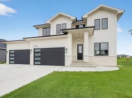 Spacious 6 bed 5 Bath Home, Close to Theatre and Restaurants, chalupa v destinaci Clive