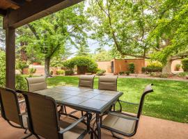 Charming Sedona Stay with Community Spa & Pool, готель у місті Седона