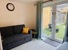 4 Bedrooms - Up To 14 Guests - Free Parking