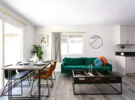 Relax in Spacious 3BR Apt Sleeps 8 and Parking, ξενοδοχείο σε Γκλέντεϊλ