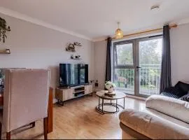 Contractor-Friendly, Private Gated Parking, Fast WiFi, Sofa Bed & Netflix, 5-Min Walk to City Centre, 15-Min Walk to Train Station, Ideal for Relocators & Families