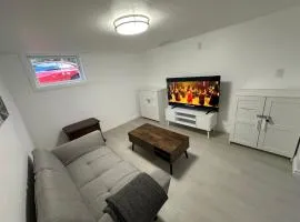 Modern 2 Bedroom Suite, Excellent Location Near Downtown & Airport