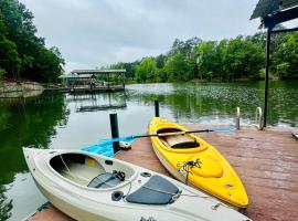 New The Breeze at Lake Hartwell house w Dock, hotel in Westminster