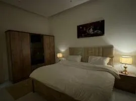 شقه وغرفه وصاله ومطبخ كامل هاديه عائليه