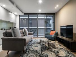 Elegant City Fringe Condo w Pool & FREE Parking, hotel in Melbourne