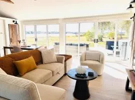 Waterfront Cottage ''The Dream'' with Private Hot Tub