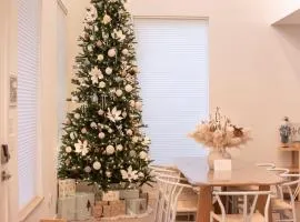 Modern Lux Holiday Coastal Home, 1mi to Historic Downtown Nights of Lights, Fire Pit, King Beds