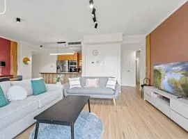 Harbour Luxe Stay - Pool, Gym and Parking