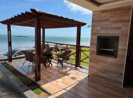 Casa da Maré Frente ao mar com deck e vista espetacular em Icapuí, hotel em Icapuí