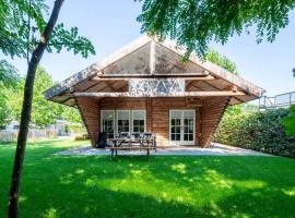 Spacious wooden chalet with covered terrace, hotel in Baarle-Nassau