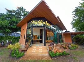 Nakhaburi Hotel & Resort, hotel i Ban Khao