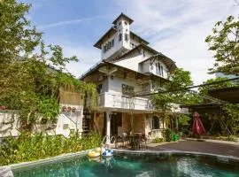 Villa Iris in Hue with Pool and BBQ
