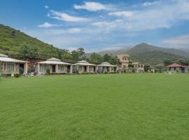 Kavish Holiday Hill Resort n Spa - Udaipur, hótel í Debāri